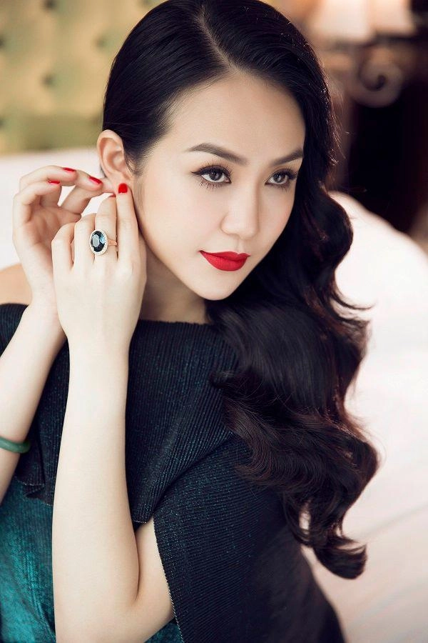 Cứ đi cạnh hội bạn thân giống nhau như giọt nước của huyền baby lại khiến dân tình bấn loạn
