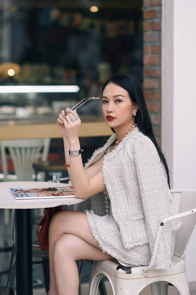 Cứ đi cạnh hội bạn thân giống nhau như giọt nước của huyền baby lại khiến dân tình bấn loạn