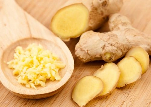 Cứ lấy nhánh gừng băm nhỏ rồi chà lên mặt nám tàn nhang nặng đến mấy cũng khỏi