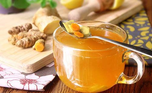 Cứ lấy nhánh gừng băm nhỏ rồi chà lên mặt nám tàn nhang nặng đến mấy cũng khỏi