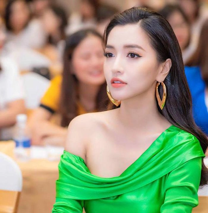Cùng 1 sự kiện minh tú vào top sao đẹp mai ngô bị chê kém sắc