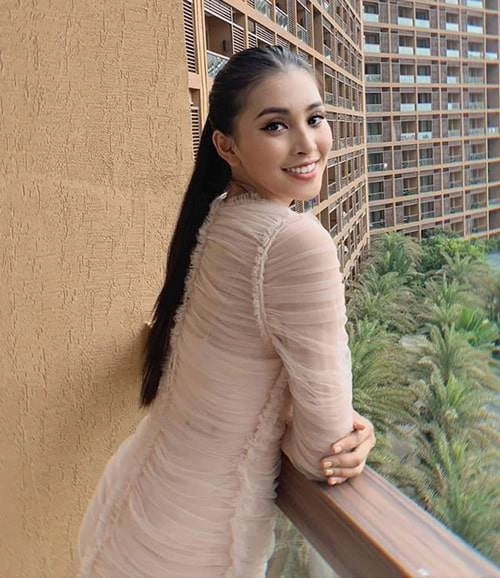 Cũng tự tay trang điểm tại miss world lan khuê đỗ mỹ linh lại chẳng sánh lại tiểu vy vì