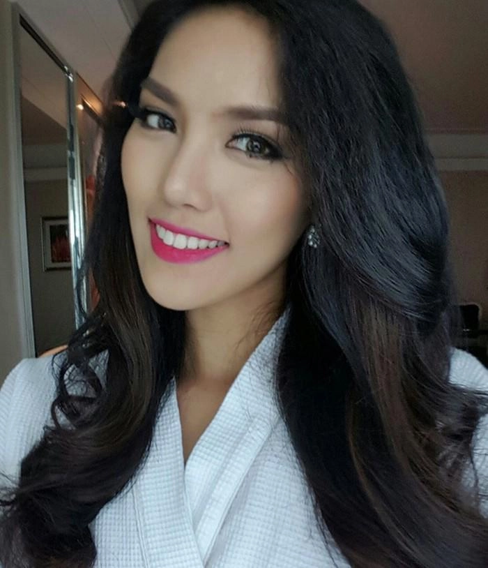 Cũng tự tay trang điểm tại miss world lan khuê đỗ mỹ linh lại chẳng sánh lại tiểu vy vì