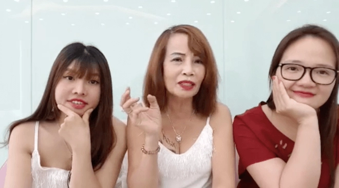 cưới vợ hai cho chồng cô dâu 62 tuổi lộ hình xăm chất chơi ở thềm ngực