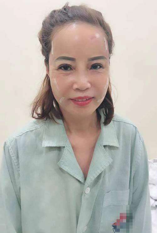 cưới vợ hai cho chồng cô dâu 62 tuổi lộ hình xăm chất chơi ở thềm ngực