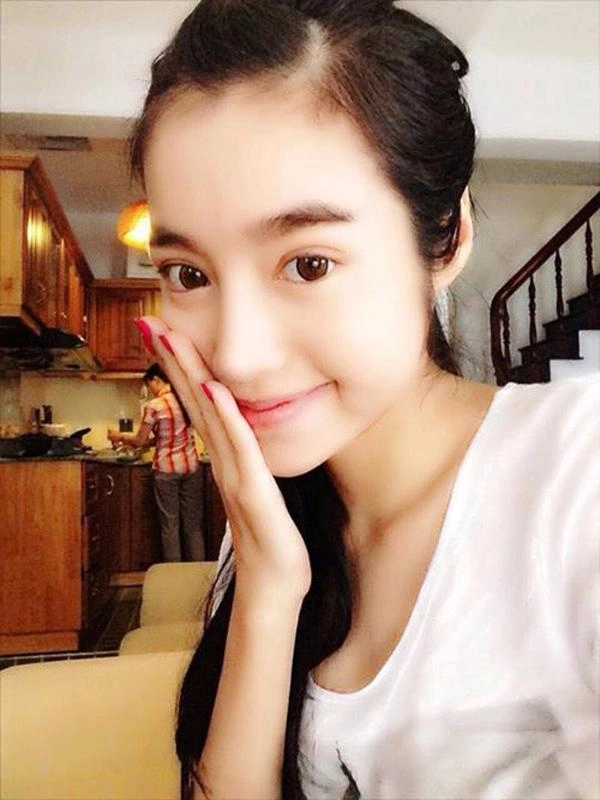 Dân tình ngạc nhiên trước nét khác biệt trên mặt elly trần khi cô khoe ảnh mặt mộc