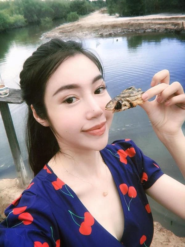 Dân tình ngạc nhiên trước nét khác biệt trên mặt elly trần khi cô khoe ảnh mặt mộc