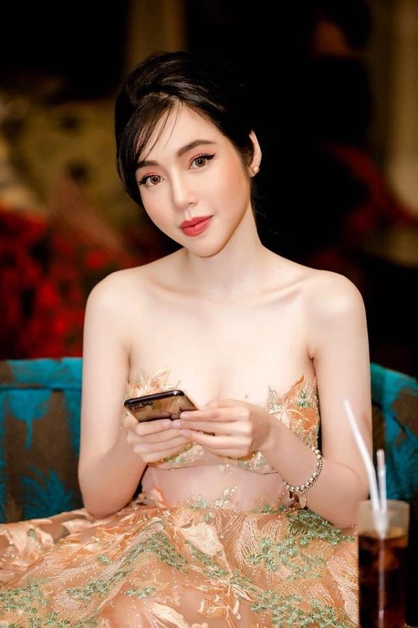 Dân tình ngạc nhiên trước nét khác biệt trên mặt elly trần khi cô khoe ảnh mặt mộc