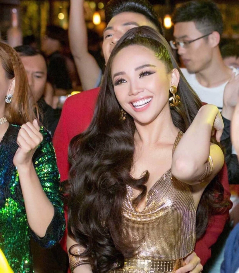 Đâu cần dao kéo chỉ thay đổi mỗi chi tiết này thôi là sao việt trông như người khác rồi