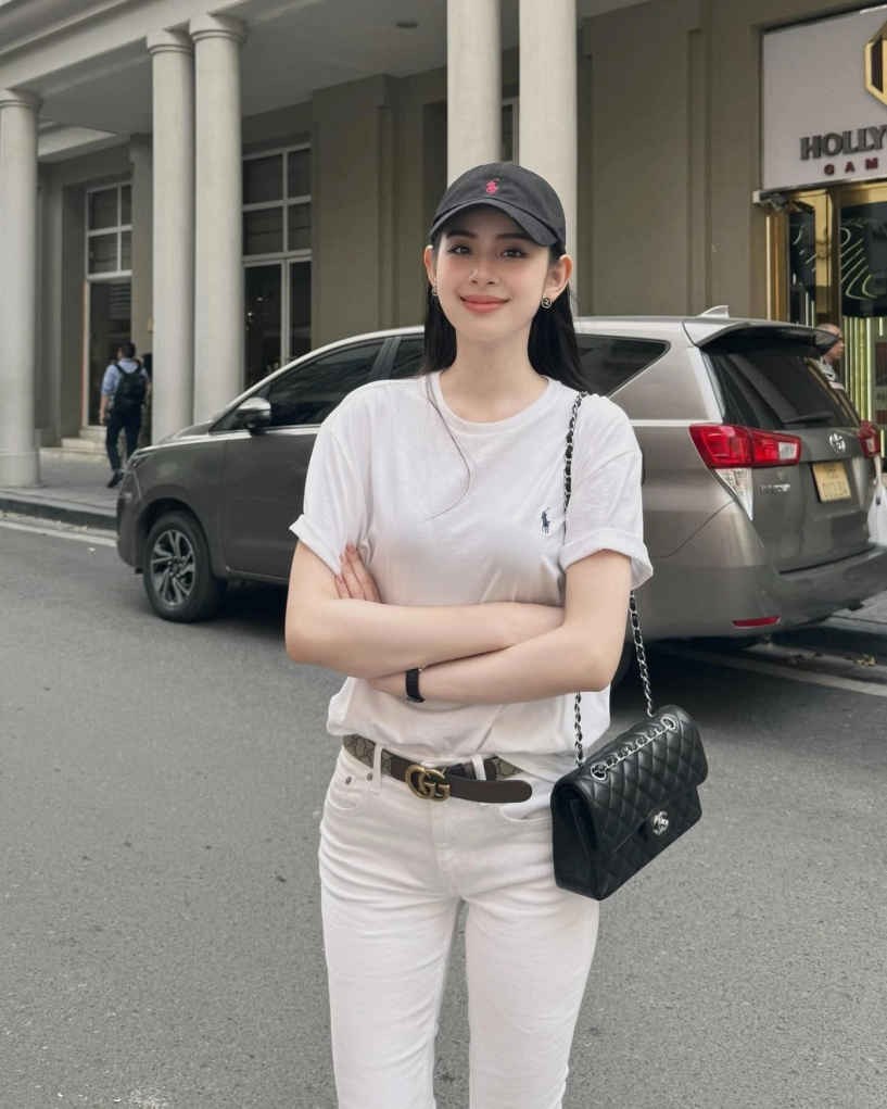dâu hào môn hương liên gây sốt khi bắt mốt áo giàu ngầm