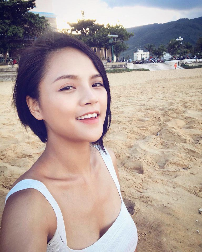 Đây là gái ngành tích cực khoe vòng 1 nhất vbiz khoe từ phim ra ngoài đời