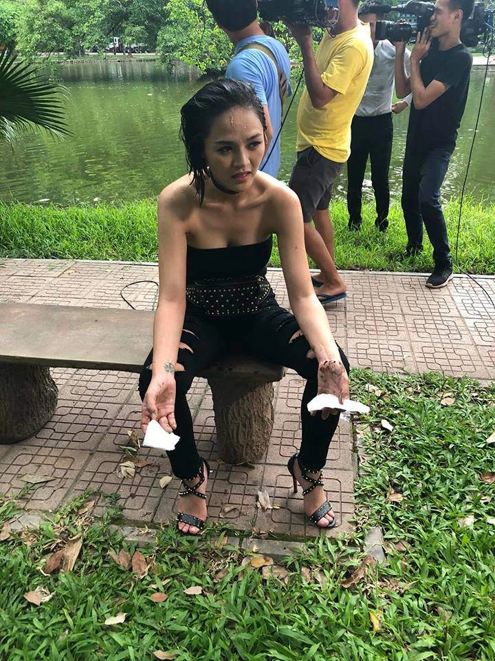 Đây là gái ngành tích cực khoe vòng 1 nhất vbiz khoe từ phim ra ngoài đời
