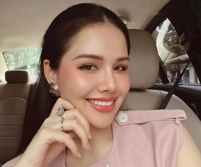 Đi biển không mặc bikini dâu hào môn phanh lee lên đồ chứng minh khí chất chuẩn phu nhân hào môn