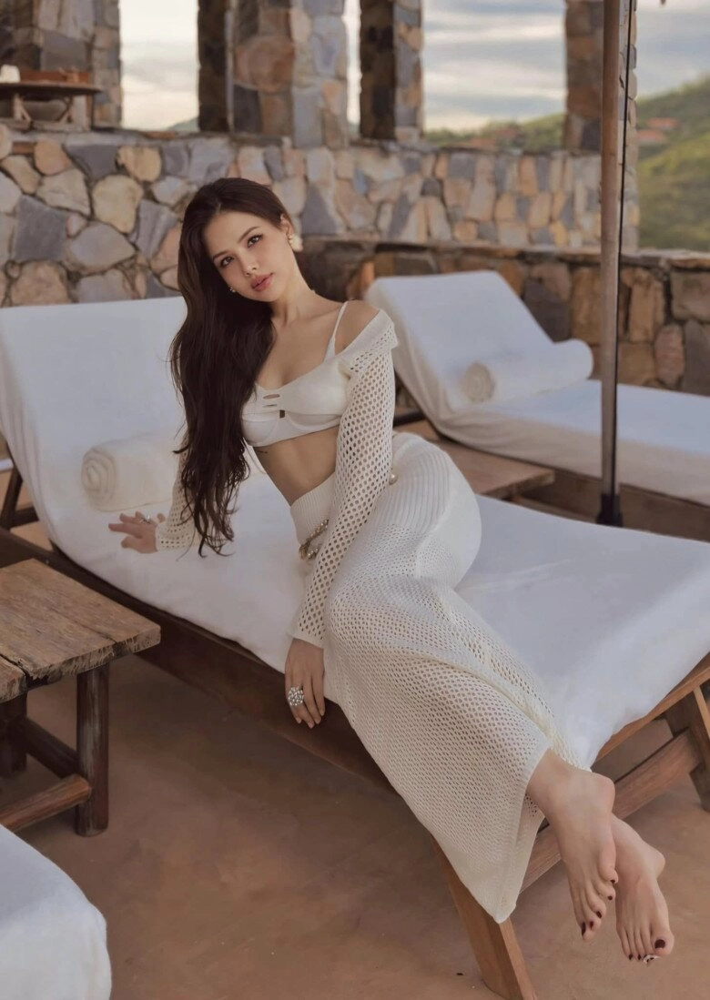 Đi biển không mặc bikini dâu hào môn phanh lee lên đồ chứng minh khí chất chuẩn phu nhân hào môn