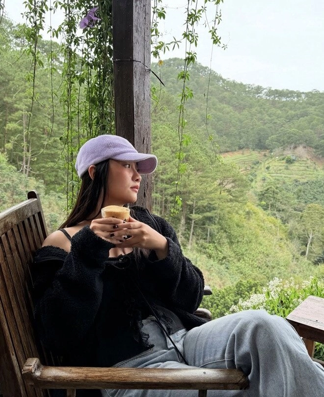 Đọ phong cách thời trang của 2 cô gái tên linh vừa đăng quang hoa hậu chênh 3 tuổi nhưng giống nhau một điểm