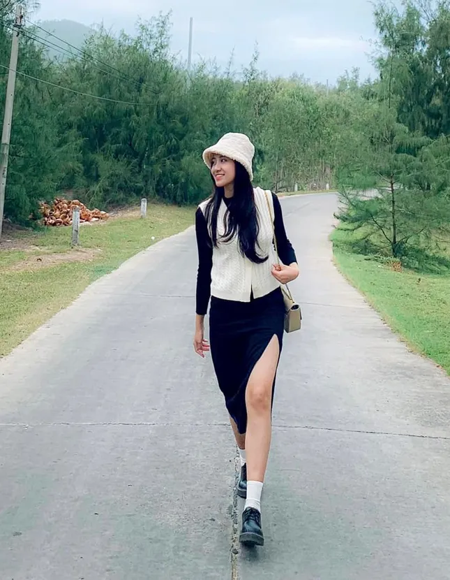 Đọ phong cách thời trang của 2 cô gái tên linh vừa đăng quang hoa hậu chênh 3 tuổi nhưng giống nhau một điểm