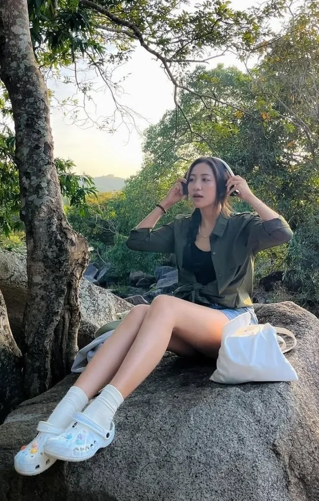 Đọ phong cách thời trang của 2 cô gái tên linh vừa đăng quang hoa hậu chênh 3 tuổi nhưng giống nhau một điểm
