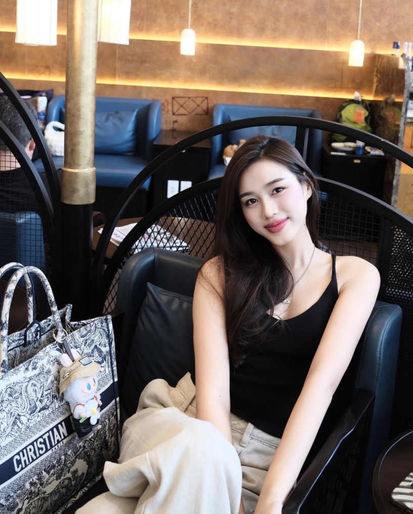 Đỗ thị hà sắm túi 700 triệu đồng đắt nhất tủ đồ