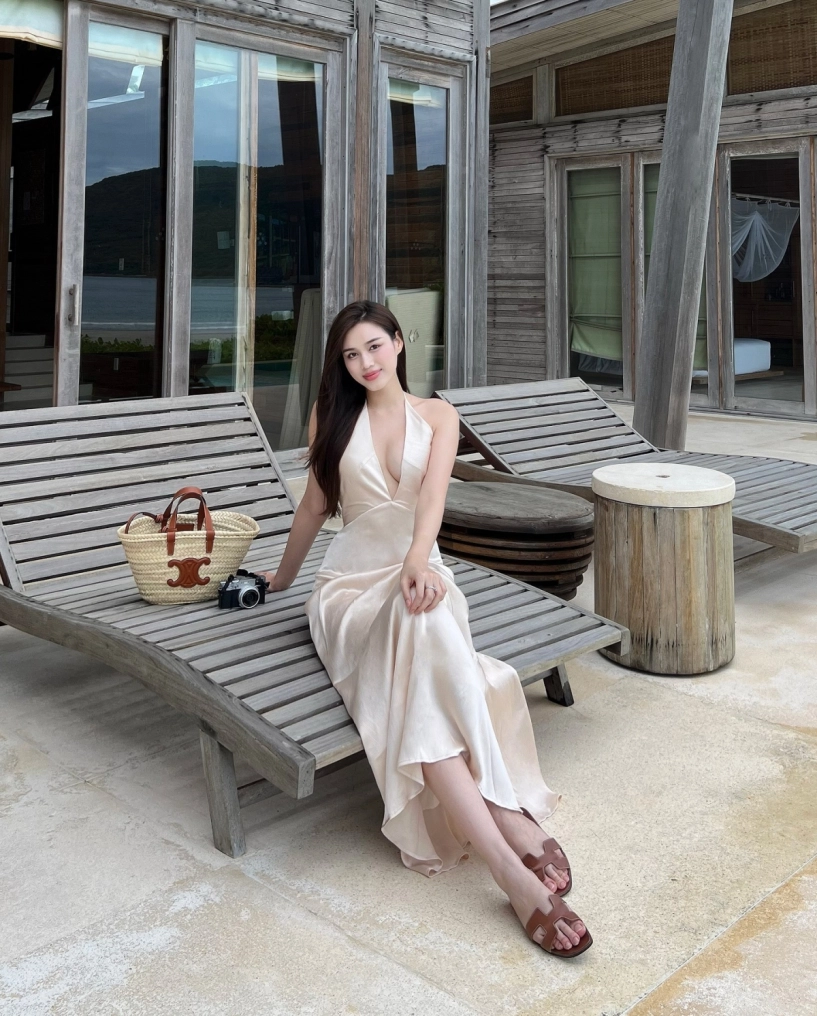 Đỗ thị hà sắm túi 700 triệu đồng đắt nhất tủ đồ