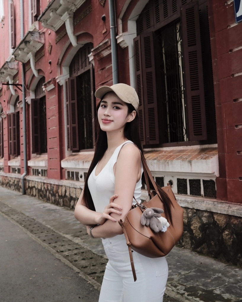 Đỗ thị hà sắm túi 700 triệu đồng đắt nhất tủ đồ