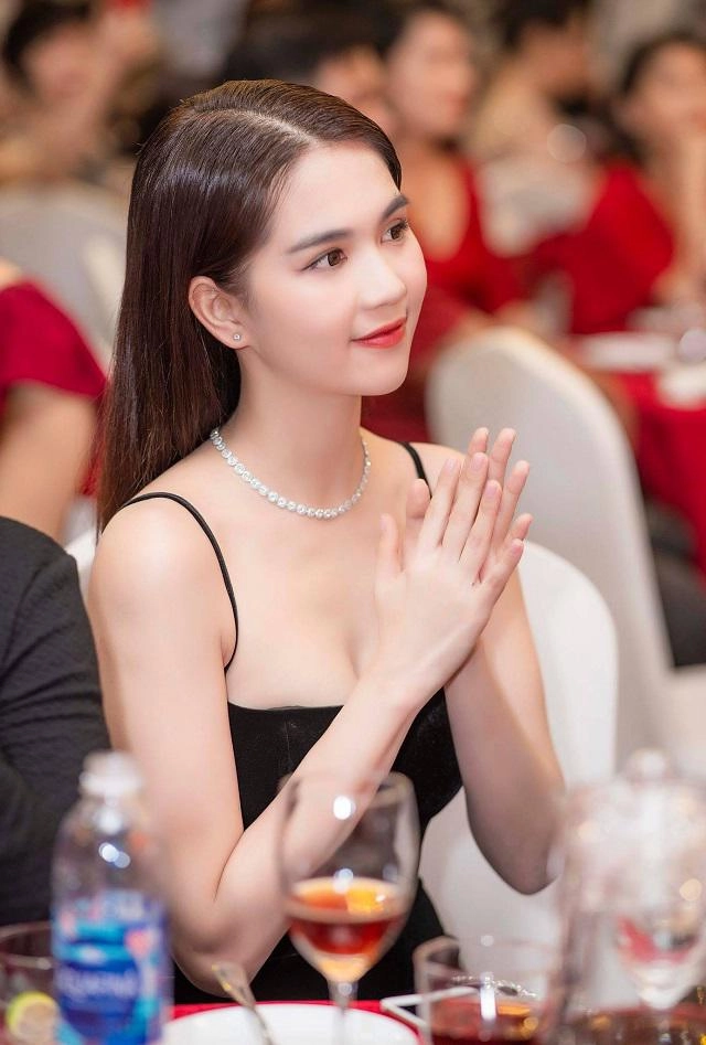Đừng nghĩ ai để mái thưa cũng trẻ đẹp hơn cứ nhìn ngọc trinh đi thì biết ngay