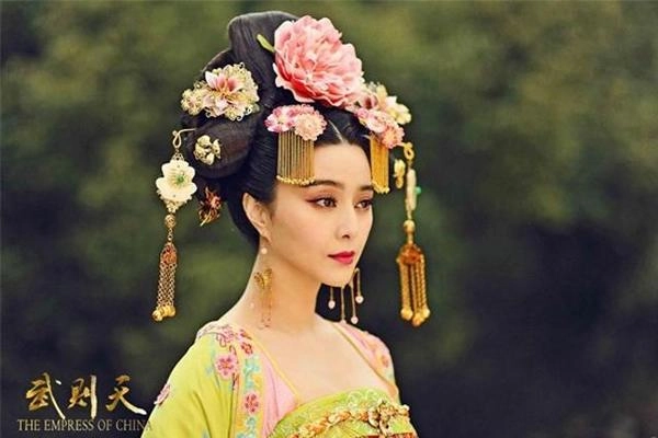 Dương quý phi đã làm gì để bức size vòng 1 khiến vua mê mệt mà chẳng cần dao kéo