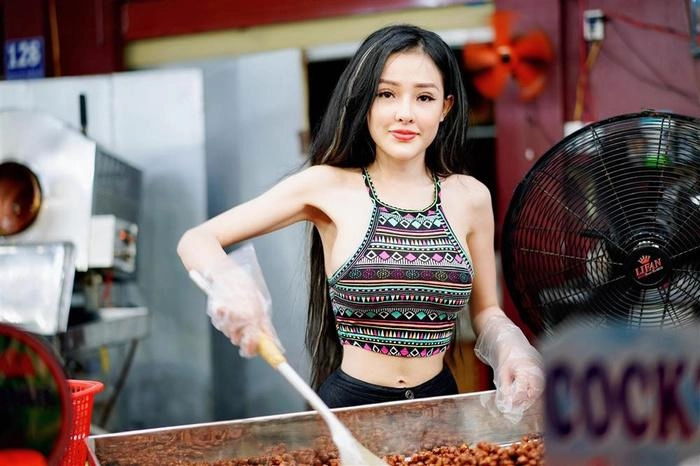 Elly trần ngân 98 thân hình gầy trơ xương nhưng vòng 1 vẫn ngồn ngộn đến khó tin