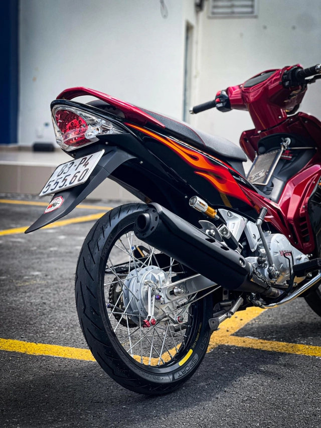 Ex 135 độ đi ngược trào lưu với dàn chân bất hủ