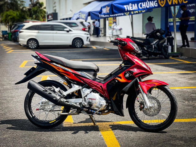 Ex 135 độ đi ngược trào lưu với dàn chân bất hủ
