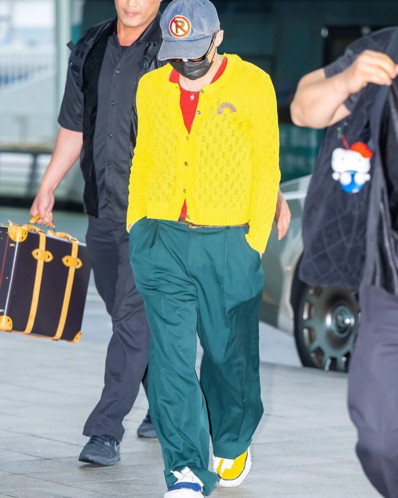 G-dragon diện chiếc áo bà thím suốt chuyến đi việt nam