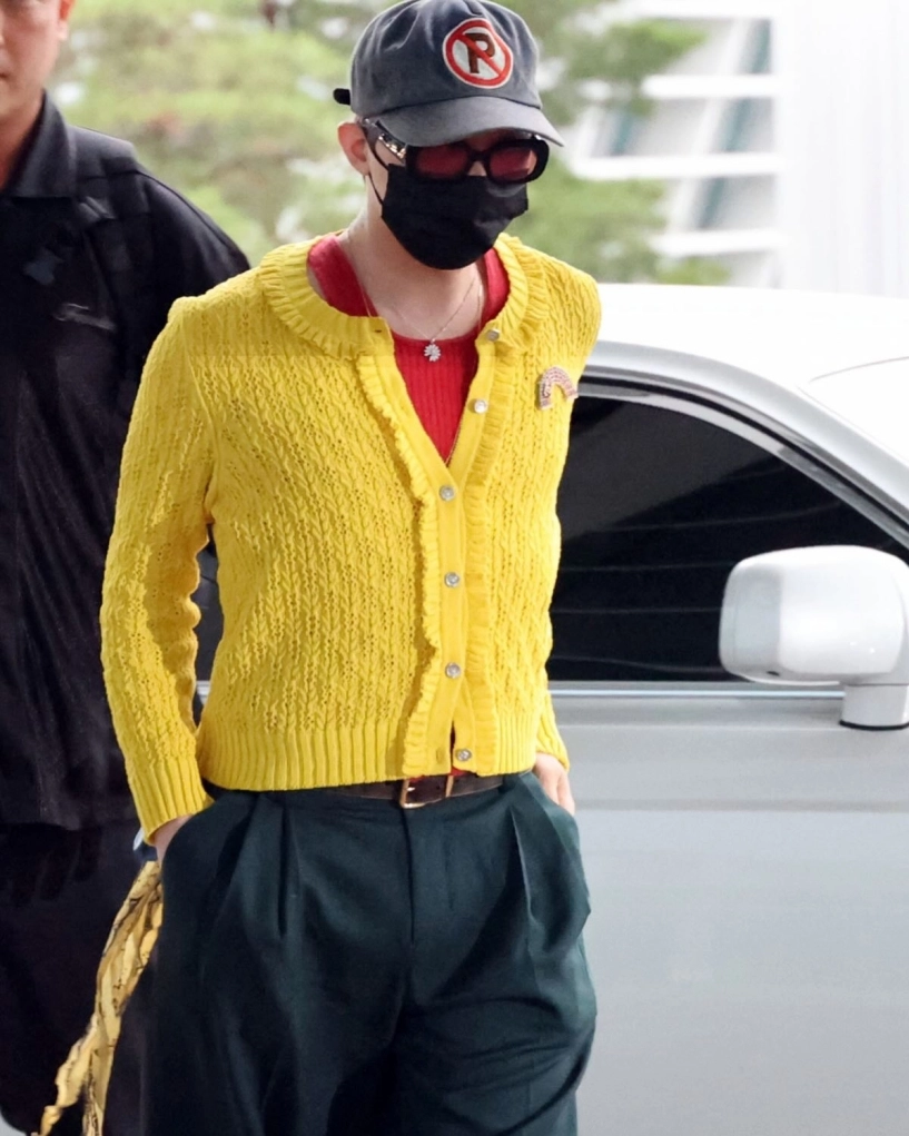 G-dragon diện chiếc áo bà thím suốt chuyến đi việt nam