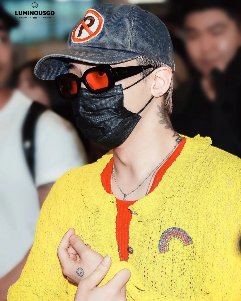 G-dragon diện chiếc áo bà thím suốt chuyến đi việt nam