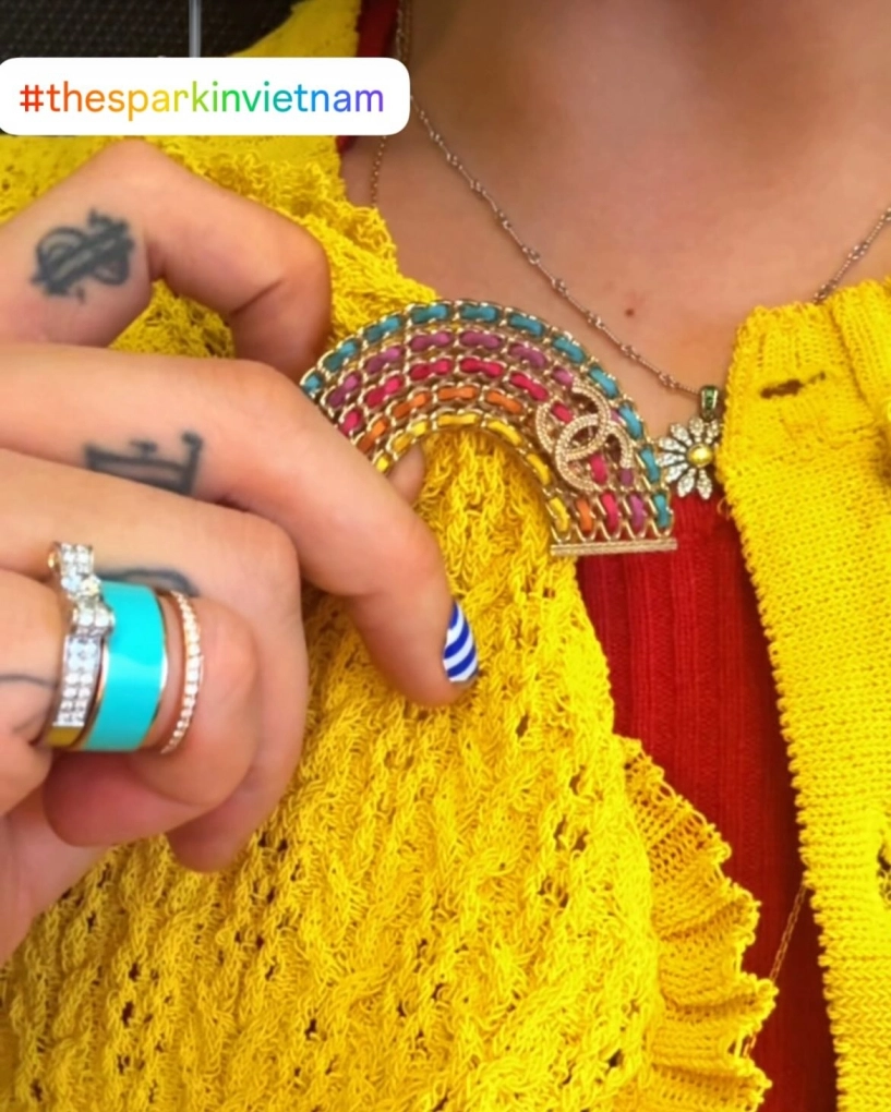 G-dragon diện chiếc áo bà thím suốt chuyến đi việt nam