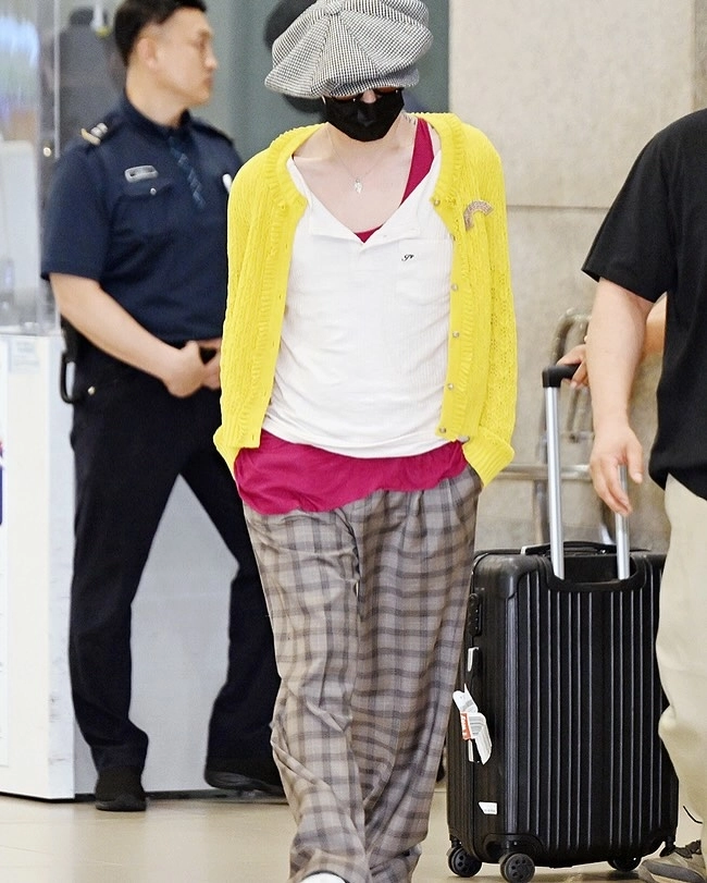 G-dragon diện chiếc áo bà thím suốt chuyến đi việt nam