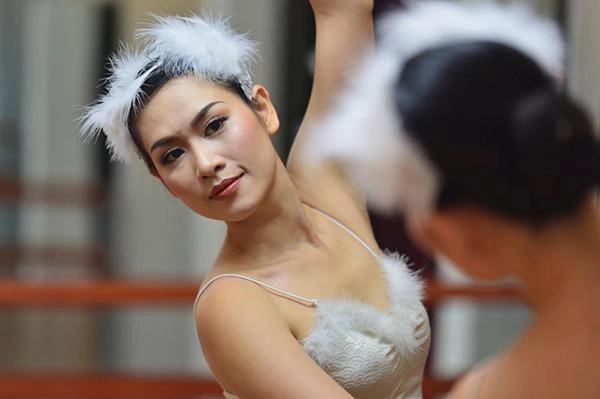 Gần 2 thập kỉ trôi qua nguyệt thảo mai trong phía trước là bầu trời vẫn xinh đẹp không ngờ