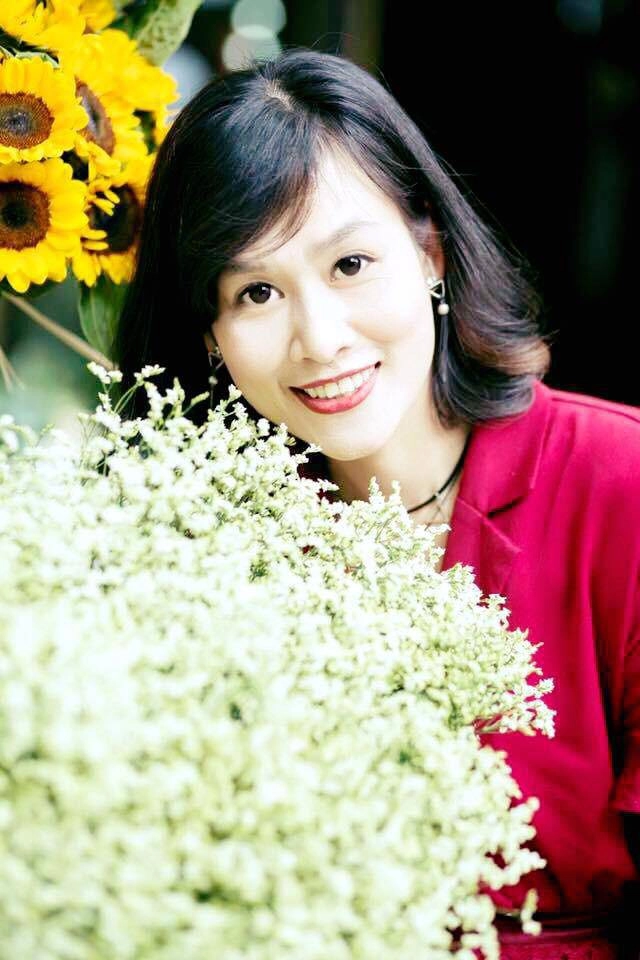 Gần 2 thập kỉ trôi qua nguyệt thảo mai trong phía trước là bầu trời vẫn xinh đẹp không ngờ