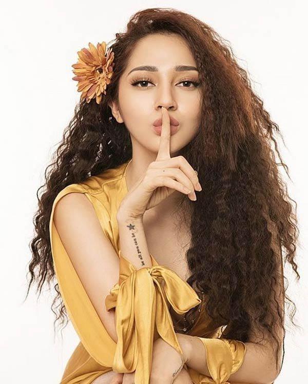 Già như bà thím là vậy nhưng hết bảo anh bích phương đến hà hồ cũng lăng xê mốt này
