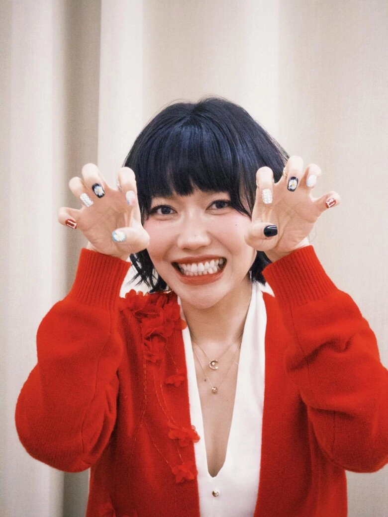 Gu ăn mặc tinh giản của diệu nhi từ sánh bước bên chồng đến đi đu idol đến áp dụng được
