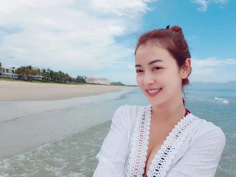 Gu thời trang đi biển của hoa hậu bốn con jennifer phạm luôn được khen tinh tế chỉ thông qua một chi tiết nhỏ