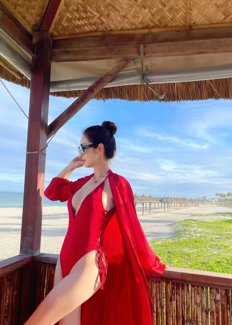 Gu thời trang đi biển của hoa hậu bốn con jennifer phạm luôn được khen tinh tế chỉ thông qua một chi tiết nhỏ