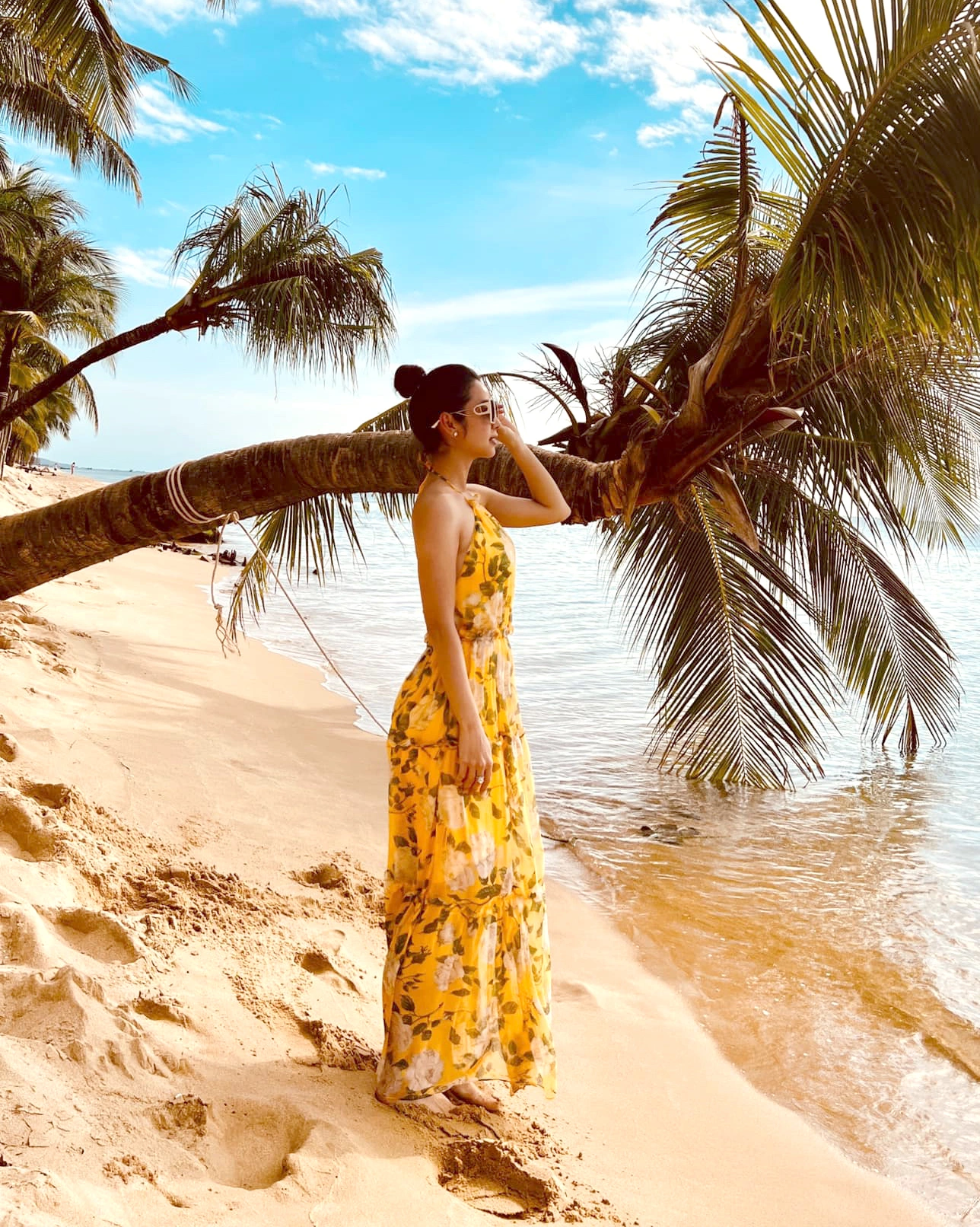 Gu thời trang đi biển của hoa hậu bốn con jennifer phạm luôn được khen tinh tế chỉ thông qua một chi tiết nhỏ