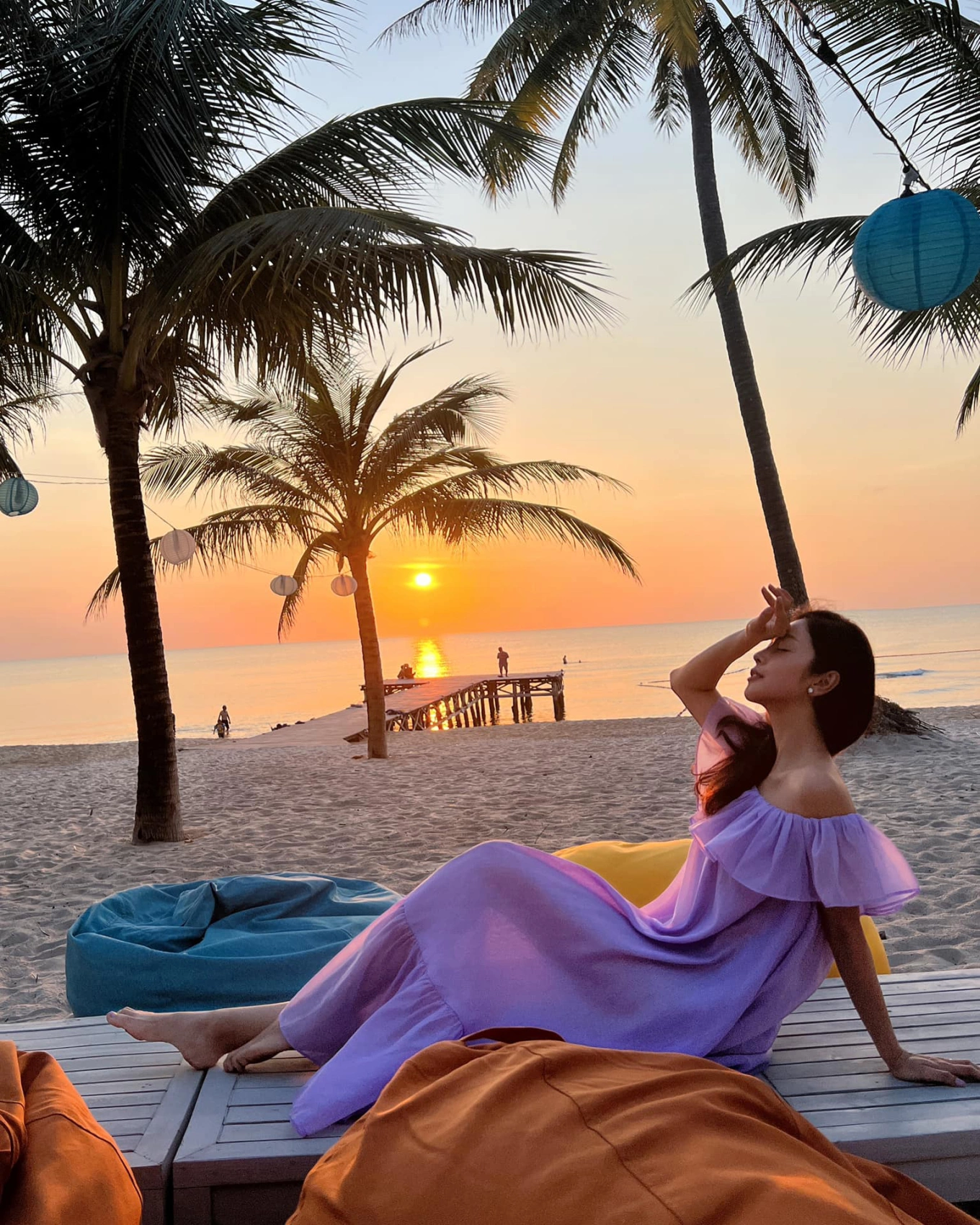 Gu thời trang đi biển của hoa hậu bốn con jennifer phạm luôn được khen tinh tế chỉ thông qua một chi tiết nhỏ