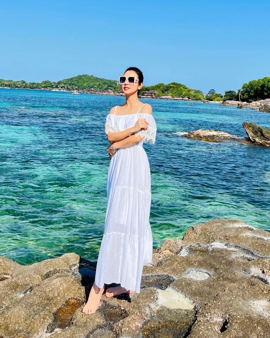 Gu thời trang đi biển của hoa hậu bốn con jennifer phạm luôn được khen tinh tế chỉ thông qua một chi tiết nhỏ