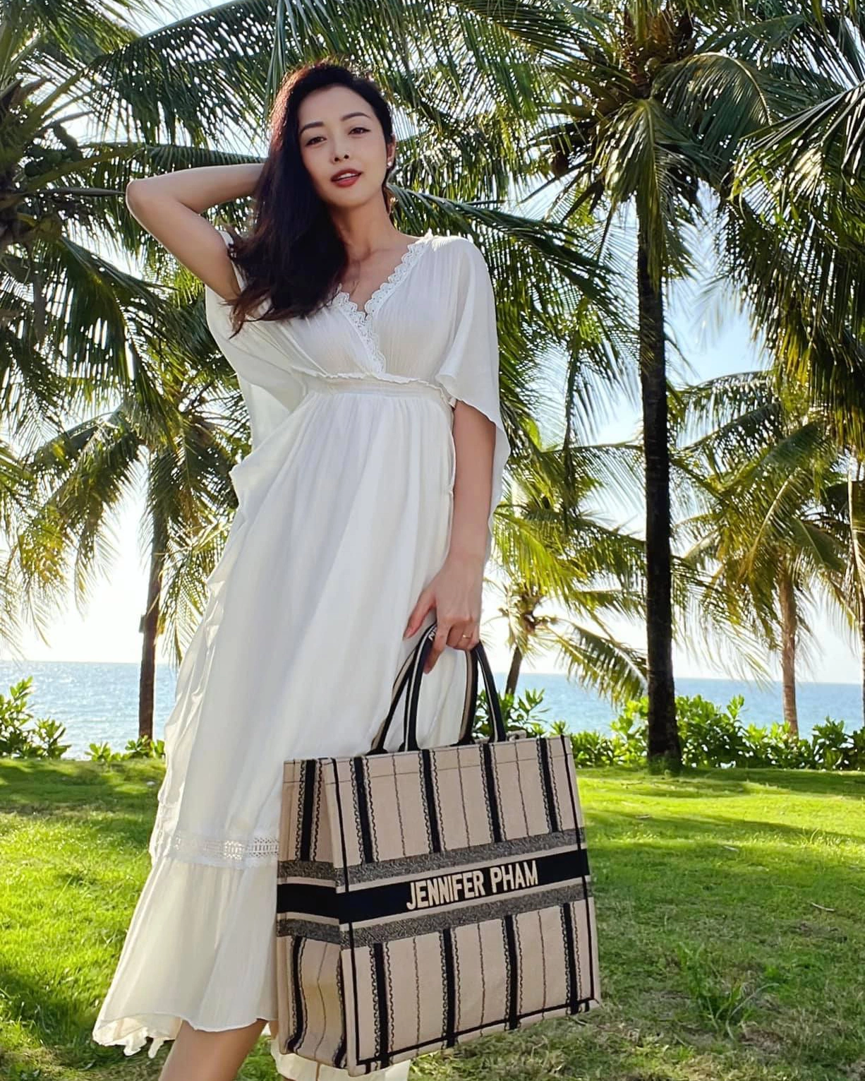 Gu thời trang đi biển của hoa hậu bốn con jennifer phạm luôn được khen tinh tế chỉ thông qua một chi tiết nhỏ