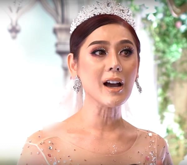 Hết da đen sạm mặt đầy nếp nhăn lâm khánh chi lại gây choáng với vùng cổ chảy xệ