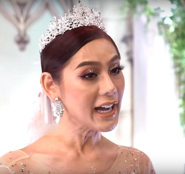 Hết da đen sạm mặt đầy nếp nhăn lâm khánh chi lại gây choáng với vùng cổ chảy xệ