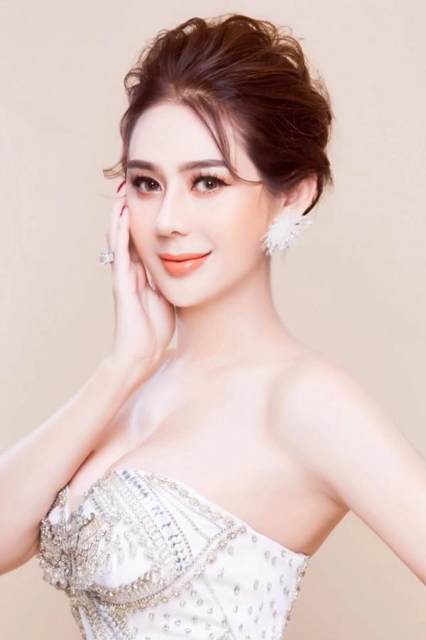 Hết da đen sạm mặt đầy nếp nhăn lâm khánh chi lại gây choáng với vùng cổ chảy xệ