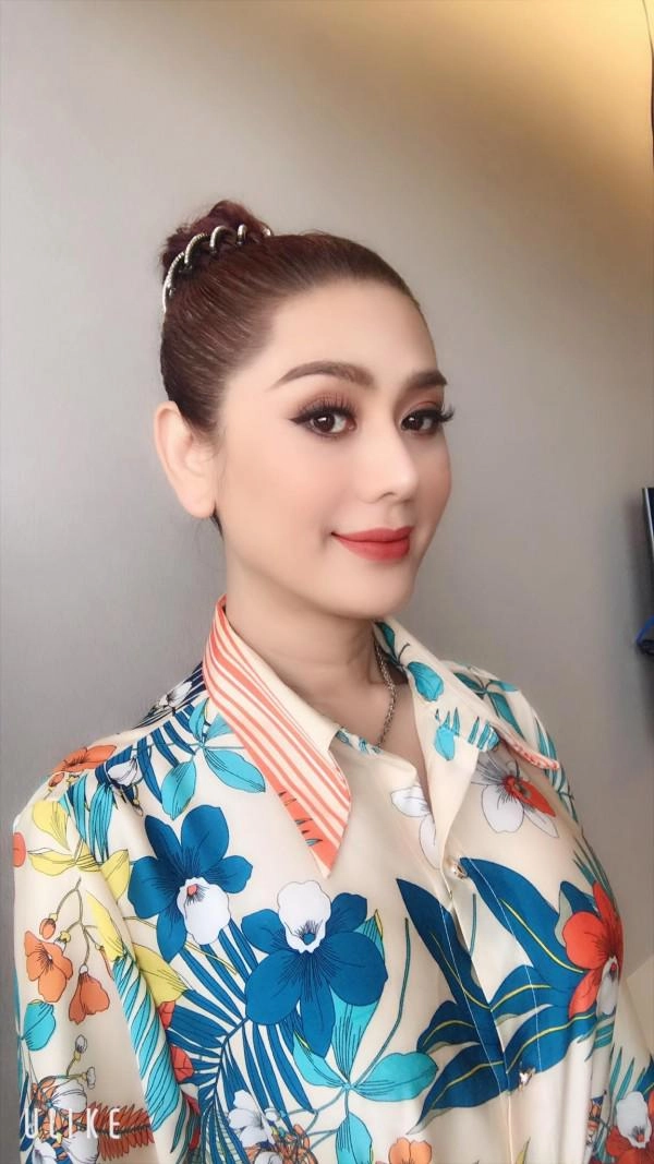 Hết da đen sạm mặt đầy nếp nhăn lâm khánh chi lại gây choáng với vùng cổ chảy xệ