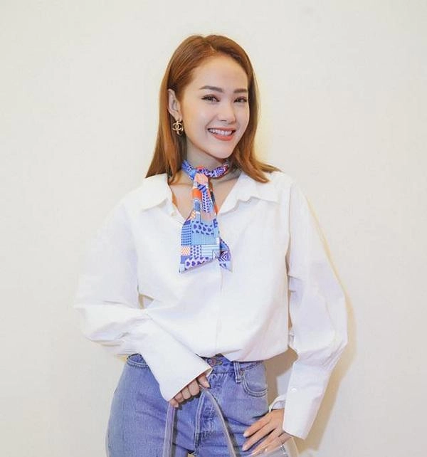Hết xuất hiện với cằm dài ngoằng minh hằng tiếp tục dính nghi vấn pttm vì quá giống thu thuỷ