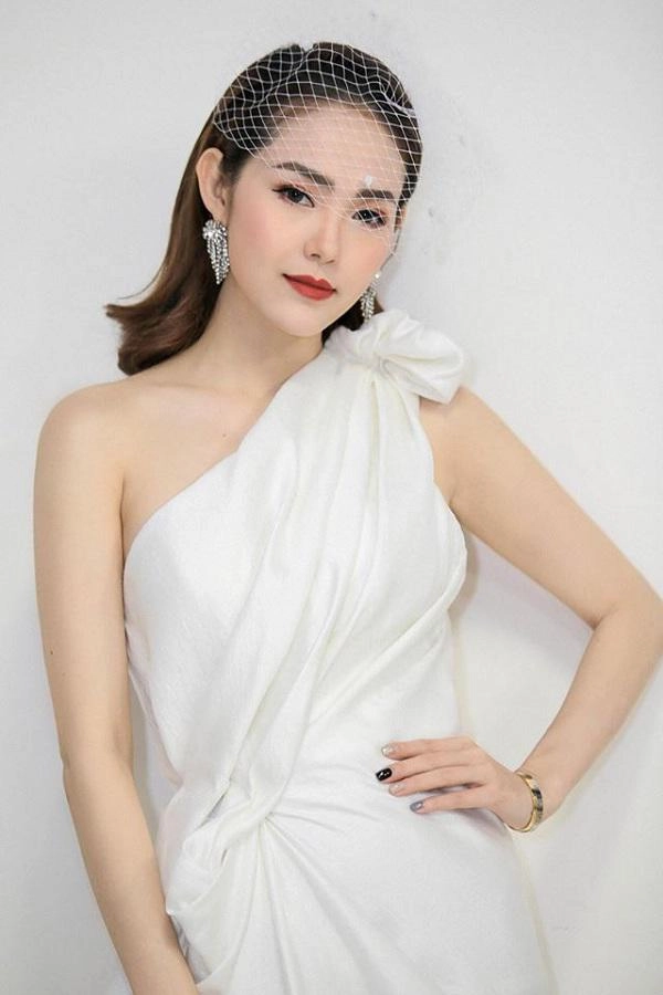 Hết xuất hiện với cằm dài ngoằng minh hằng tiếp tục dính nghi vấn pttm vì quá giống thu thuỷ
